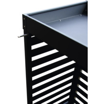 Detailansicht eines schwarzen Gartentischs aus Metall mit Ablagefläche und seitlichen Lamellen.
