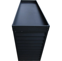Metall-Pflanzkasten mit horizontalen Lamellen und integrierter Pflanzschale.