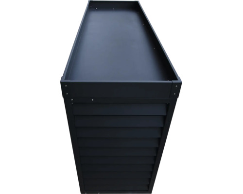 Metall-Pflanzkasten mit horizontalen Lamellen und integrierter Pflanzschale.