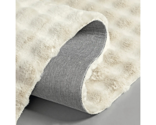 Weicher Hochflor-Teppich mit Noppenstruktur und rutschfester Rückseite.