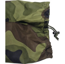 Nahaufnahme von Stoff mit Camouflage-Muster, Kordelzug und Kordelstopper aus Kunststoff.