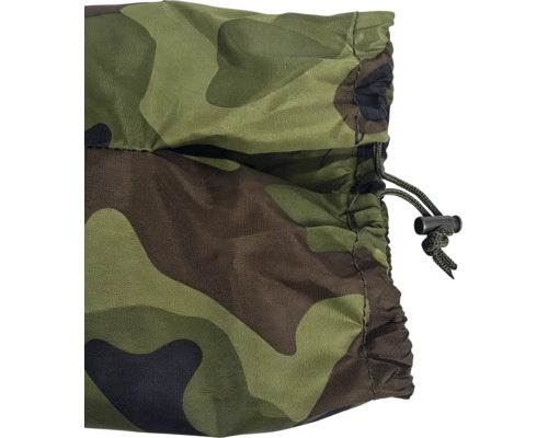 Nahaufnahme von Stoff mit Camouflage-Muster, Kordelzug und Kordelstopper aus Kunststoff.