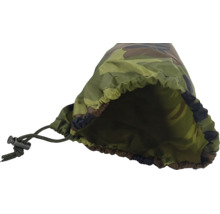 Tarnfarben-Zugbeutel aus Textil mit Kordelzug und Kunststoff-Kordelstopper.