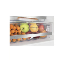 Kühlschrank-Frischeschublade VitControl Plus gefüllt mit Äpfeln und Karotten zur optimalen Lagerung und Frische von Lebensmitteln.