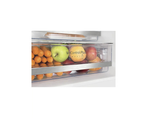 Kühlschrank-Frischeschublade VitControl Plus gefüllt mit Äpfeln und Karotten zur optimalen Lagerung und Frische von Lebensmitteln.