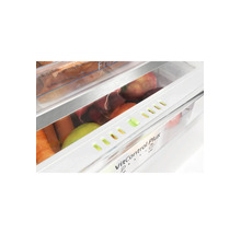 Nahaufnahme eines Kühlschrankfachs mit VitControl Plus Funktion, gefüllt mit frischem Obst und Gemüse wie Karotten und Radieschen.