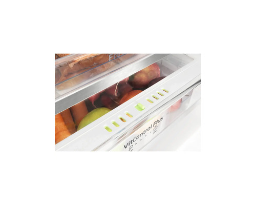Nahaufnahme eines Kühlschrankfachs mit VitControl Plus Funktion, gefüllt mit frischem Obst und Gemüse wie Karotten und Radieschen.