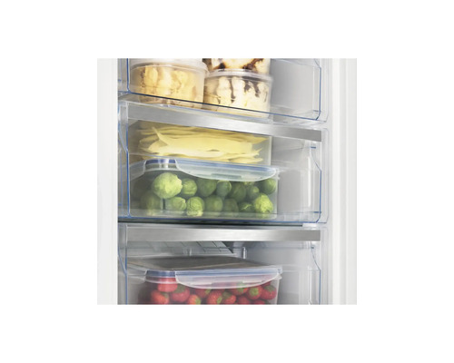 Gefrierschrank mit übersichtlich organisierten Lebensmitteln in transparenten Schubladen wie Rosenkohl und Erdbeeren.