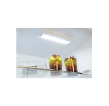 Helle und organisierte Innenansicht eines Kühlschranks mit LED-Beleuchtung und Temperaturregelung über einer Glasablage.
