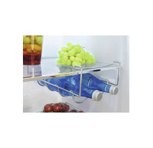 Flaschenregal aus verchromtem Metall, eingehängt an einem Glasboden im Kühlschrank, bestückt mit zwei blauen Flaschen.