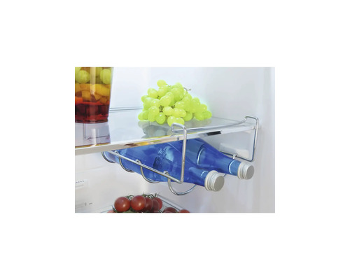 Flaschenregal aus verchromtem Metall, eingehängt an einem Glasboden im Kühlschrank, bestückt mit zwei blauen Flaschen.