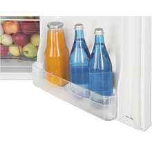 Kühlschrank-Türabsteller aus transparentem Kunststoff mit Glasflaschen für Saft und Wasser.
