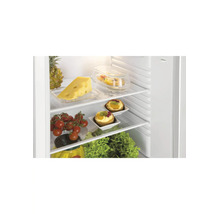 Offener Kühlschrank mit Glasablagen, gefüllt mit frischen Lebensmitteln wie Käse, Tomaten, Obsttörtchen und Salat.