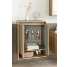 Moderner, organisierter Badezimmer-Wandschrank in Holzoptik mit geöffneten Türen, Glasboden und Badutensilien.