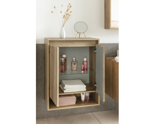 Moderner, organisierter Badezimmer-Wandschrank in Holzoptik mit geöffneten Türen, Glasboden und Badutensilien.