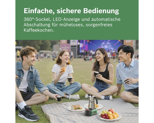 Vier Personen beim Picknick auf einer Wiese mit einer kabellosen Bosch Espressomaschine mit 360-Grad-Sockel, Anzeige und Abschaltautomatik.