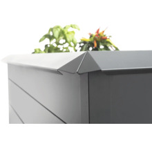 Eckdetail eines Hochbeets aus Metall mit Pflanzen und breitem Kantenschutz.