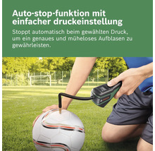 Bosch Akku-Druckluftpumpe pumpt einen Fußball auf dem Rasen auf, Autostopp-Funktion für präzisen Druck.