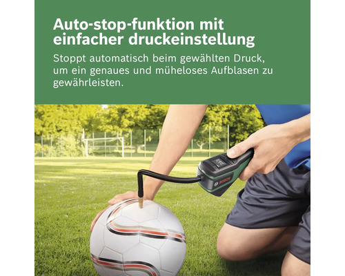 Bosch Akku-Druckluftpumpe pumpt einen Fußball auf dem Rasen auf, Autostopp-Funktion für präzisen Druck.