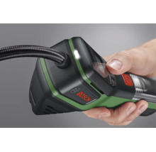 Handgehaltene kabellose Bosch Druckluftpumpe mit Bosch Logo, integrierter Leuchte, Display und flexiblem Schlauch.