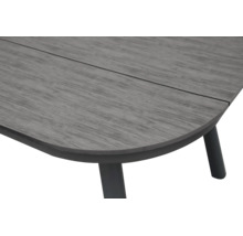 Gartentisch mit grauer Tischplatte in Holzoptik und schwarzen Metallbeinen.