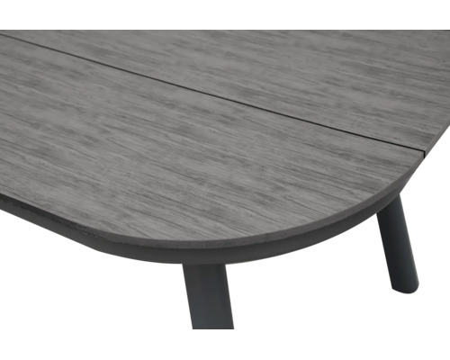 Gartentisch mit grauer Tischplatte in Holzoptik und schwarzen Metallbeinen.