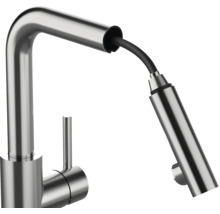 Moderne Küchenarmatur mit herausziehbarer Brause und Einhebelmischer aus gebürstetem Metall.