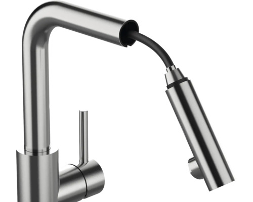 Moderne Küchenarmatur mit herausziehbarer Brause und Einhebelmischer aus gebürstetem Metall.