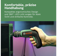 Person benutzt einen Bosch IXO Akkuschrauber mit 360 Grad LED-Licht an einem schwarzen Gehäuse für präzise Handhabung.