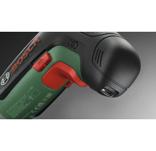 Bosch IXO Akku-Schrauber Detailansicht des USB-Ladeanschlusses am Griff.