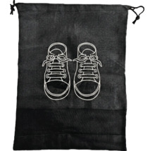Schwarzer Schuhbeutel aus Textil mit Kordelzug und weißer Illustration eines Schuhpaars.