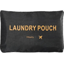 Schwarzer Wäschebeutel für die Reise mit Aufschrift Laundry Pouch und Flugzeugsymbol.