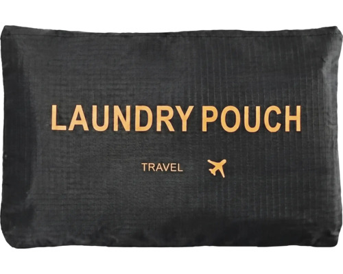 Schwarzer Wäschebeutel für die Reise mit Aufschrift Laundry Pouch und Flugzeugsymbol.