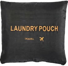 Schwarzer Reise-Wäschesack aus Synthetikgewebe mit Aufschrift Laundry Pouch, Travel und Flugzeugsymbol.