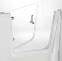 Weiße begehbare Badewanne mit transparenter Glastür und verchromtem Griff für barrierefreien Einstieg.