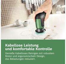Eine Person verwendet eine kabellose Bosch Reinigungsbürste zur Reinigung einer Küchenarbeitsplatte. Das ergonomische Design erleichtert die Arbeit.