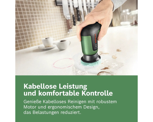 Eine Person verwendet eine kabellose Bosch Reinigungsbürste zur Reinigung einer Küchenarbeitsplatte. Das ergonomische Design erleichtert die Arbeit.