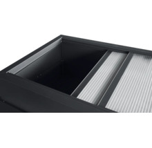 Frühbeet-Aufsatz mit Schiebedeckeln aus Hohlkammerplatten und Metallrahmen.