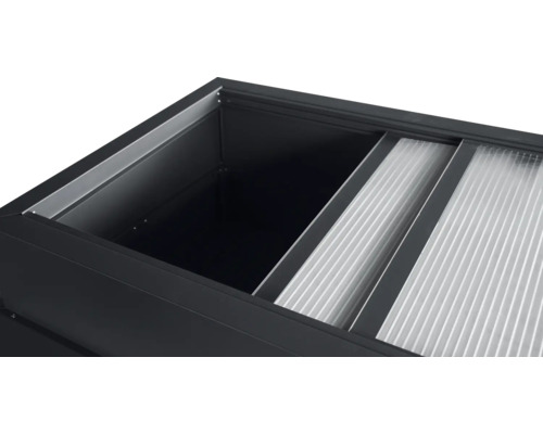 Frühbeet-Aufsatz mit Schiebedeckeln aus Hohlkammerplatten und Metallrahmen.