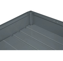Innenansicht der Ecke und des profilierten Bodens einer Metall-Gartenbox oder eines Hochbeets.