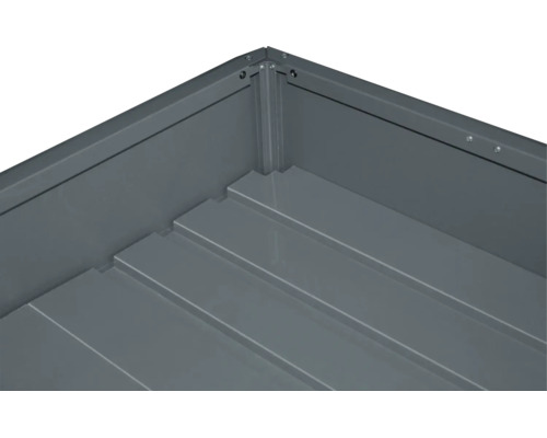 Innenansicht der Ecke und des profilierten Bodens einer Metall-Gartenbox oder eines Hochbeets.