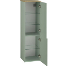 Hoher Badezimmerschrank in Salbeigrün mit Holzdeckplatte, drei Glaseinlegeböden und zwei geöffneten Türen.