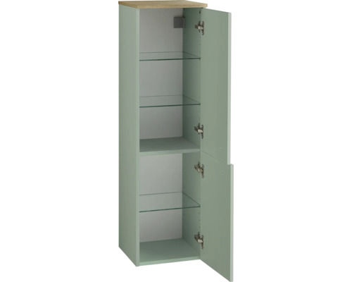 Hoher Badezimmerschrank in Salbeigrün mit Holzdeckplatte, drei Glaseinlegeböden und zwei geöffneten Türen.