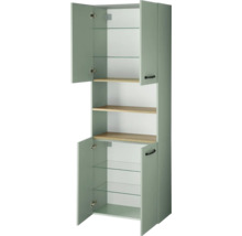 Hochschrank mit geöffneten grünen Türen, Glaseinlegeböden, Regalböden in Holzoptik und schwarzen Griffen.