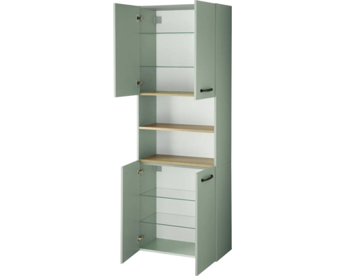 Hochschrank mit geöffneten grünen Türen, Glaseinlegeböden, Regalböden in Holzoptik und schwarzen Griffen.