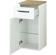 Weißer Badezimmer-Beistellschrank mit Abdeckplatte in Holzoptik, geöffneter Schublade mit schwarzem Griff, offener Tür und Glaseinlegeboden.