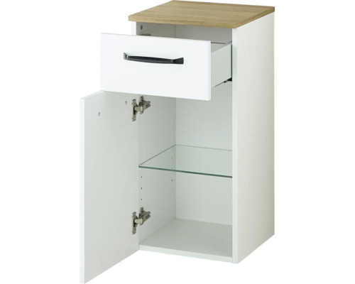 Weißer Badezimmer-Beistellschrank mit Abdeckplatte in Holzoptik, geöffneter Schublade mit schwarzem Griff, offener Tür und Glaseinlegeboden.