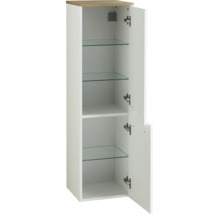 Badezimmer-Hochschrank in Weiß mit Abdeckplatte in Eiche-Dekor, drei Glaseinlegeböden und geöffneten Türen.