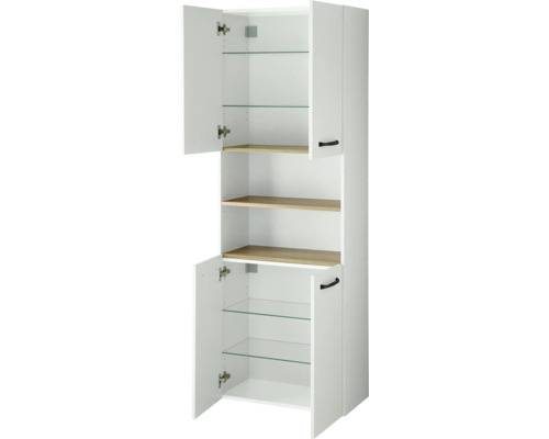 Weißer Hochschrank mit geöffneten Türen, Glaseinlegeböden innen, drei offenen Regalfächern in Holzoptik und schwarzen Griffen.