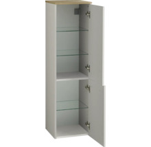 Badezimmer-Hochschrank mit zwei offenen Türen, drei Glaseinlegeböden und einer Abdeckplatte in Holzoptik.